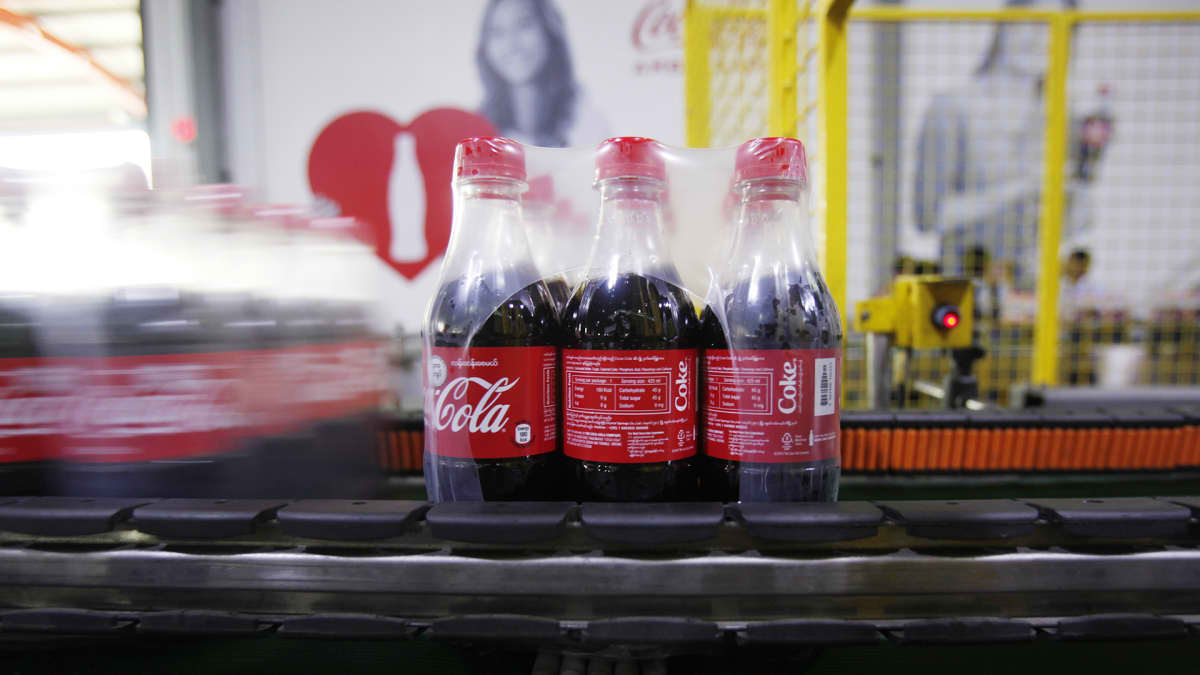 Coca-cola pulloja tehtaalla