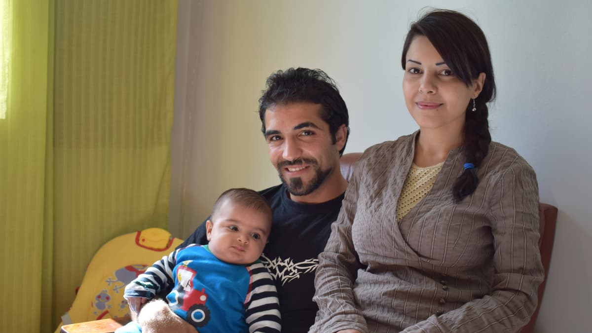 Irakilaiset Mahdi ja Maisam Alobaidi, sylissä 4,5 kuukauden ikäinen Abbas.