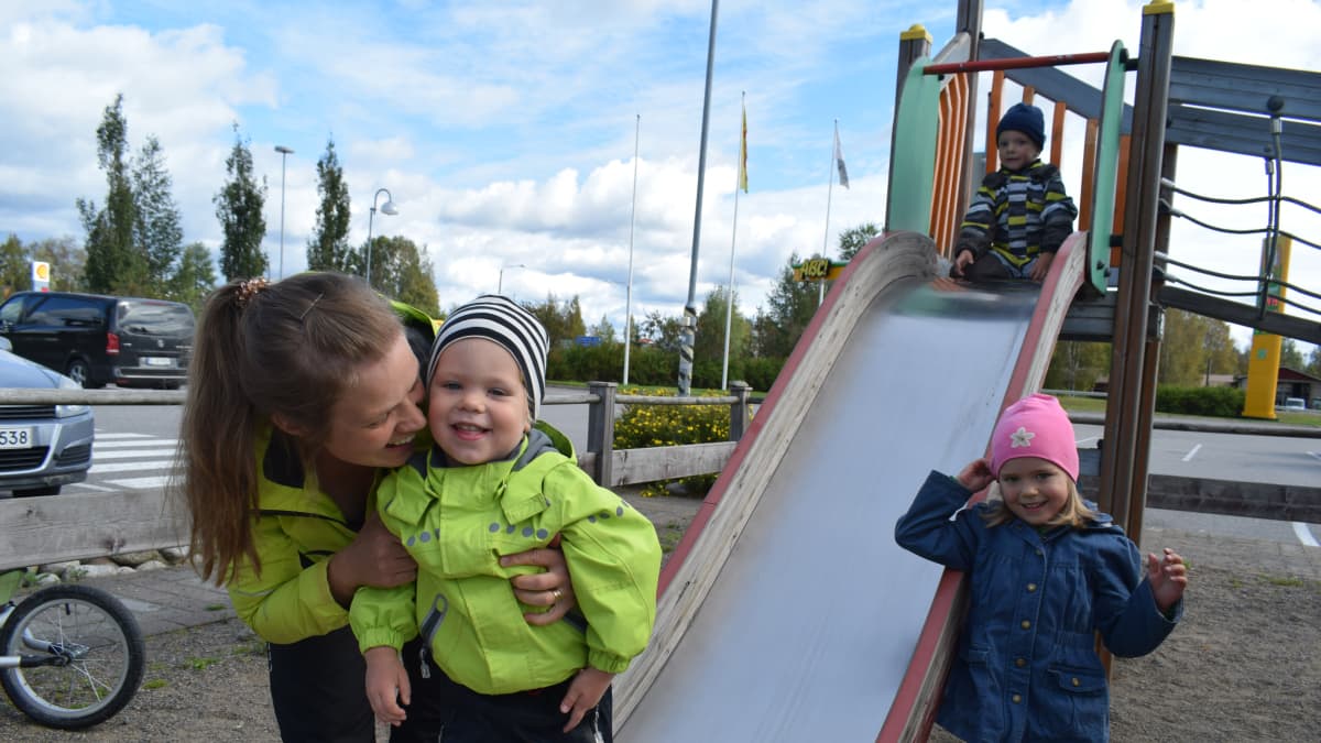 Anna-Maria Koskelo Kyyjärven Paletin leikkipaikalla kahden lapsensa ja pikkuveljensä kanssa.