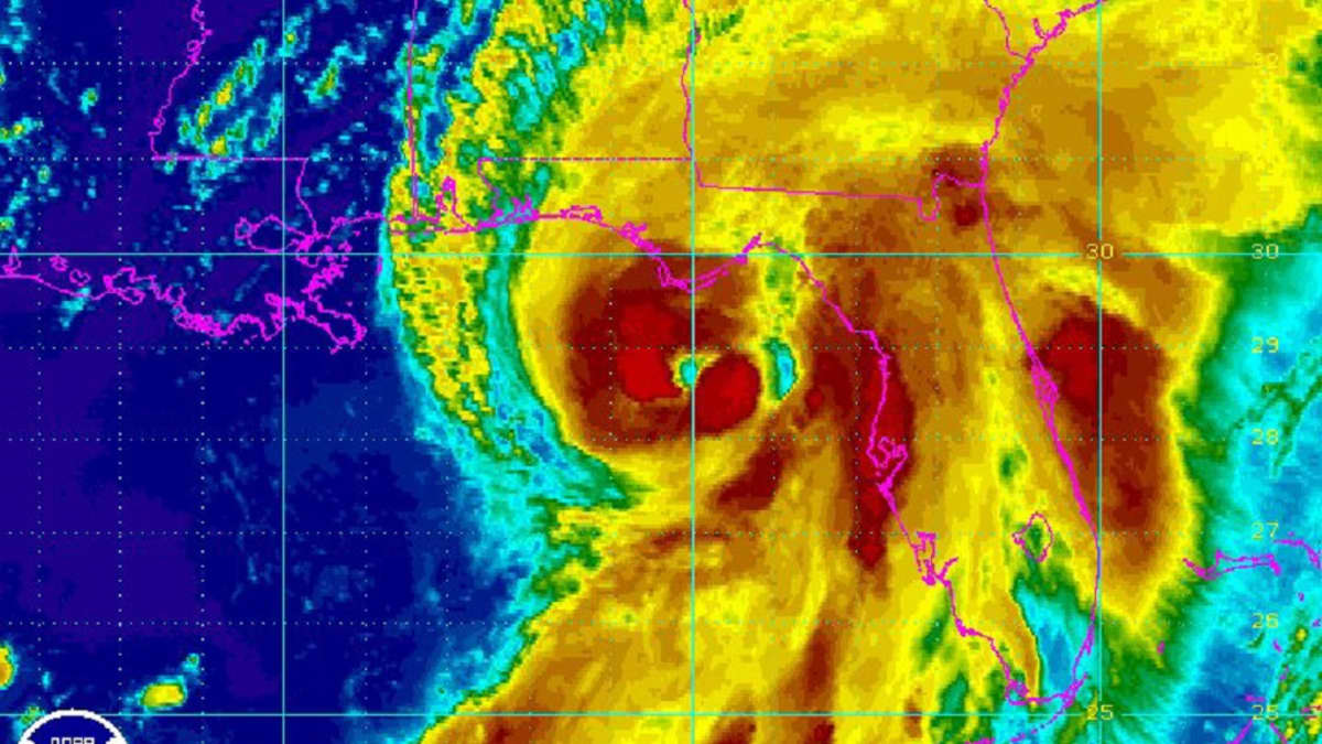 Myrskyä kuvaava satelliittikuva, jossa myrskyn keskus on kuvattu tummanpunaisella värillä, reuna-alueet keltaisella. Rannikko on kuvattu vaaleanpunaisella viivalla. Myrskyn keskus on aivan Floridan edustalla.