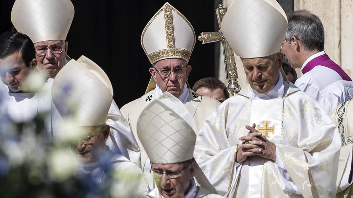 Kuvassa paavi Franciscus Pietarinaukiolla järjestetyssä seremoniassa. 
