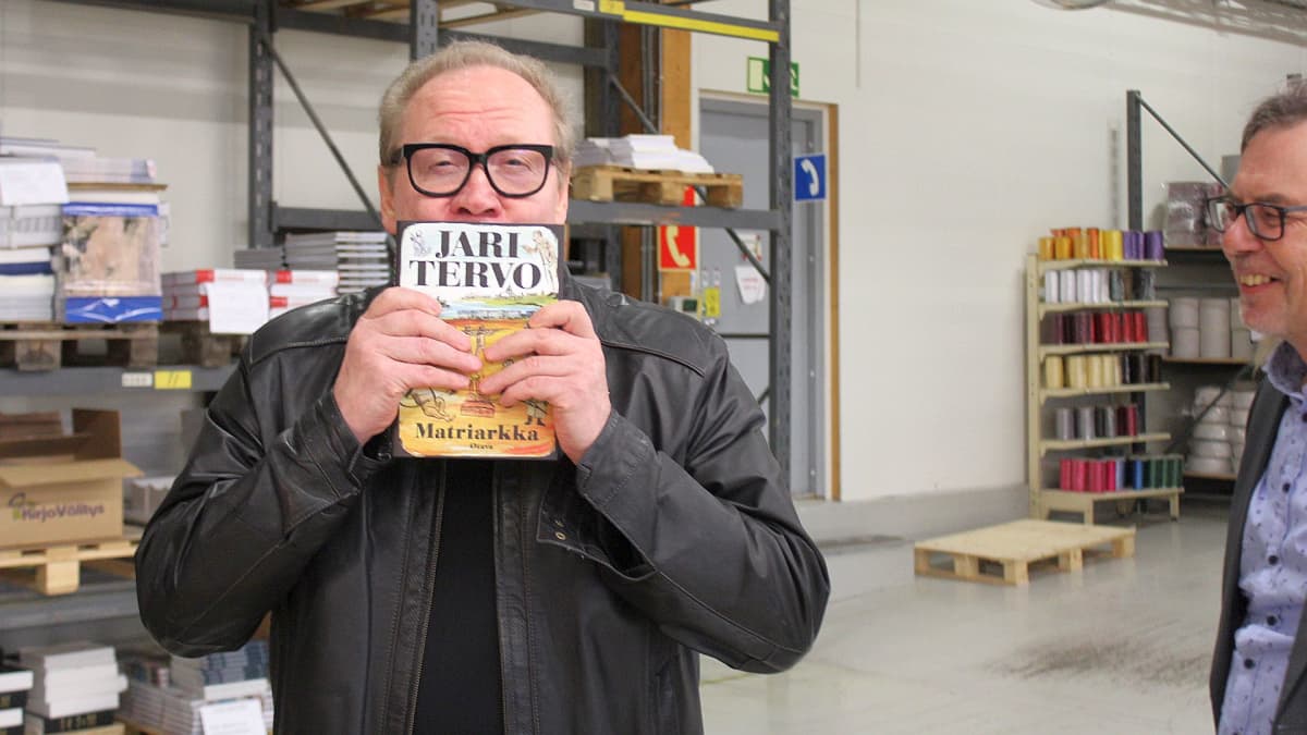 Jari Tervo intoutui ensivierailullaan kirjaopainoon pussaamaan uutuuskirjaansa.