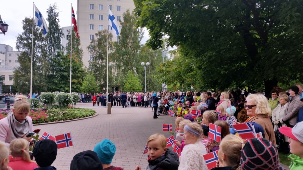 Oululaisilla oli käsissään Norjan pienoislippuja, kun he odottivat kuningasparin saapumista kaupungintalolle.