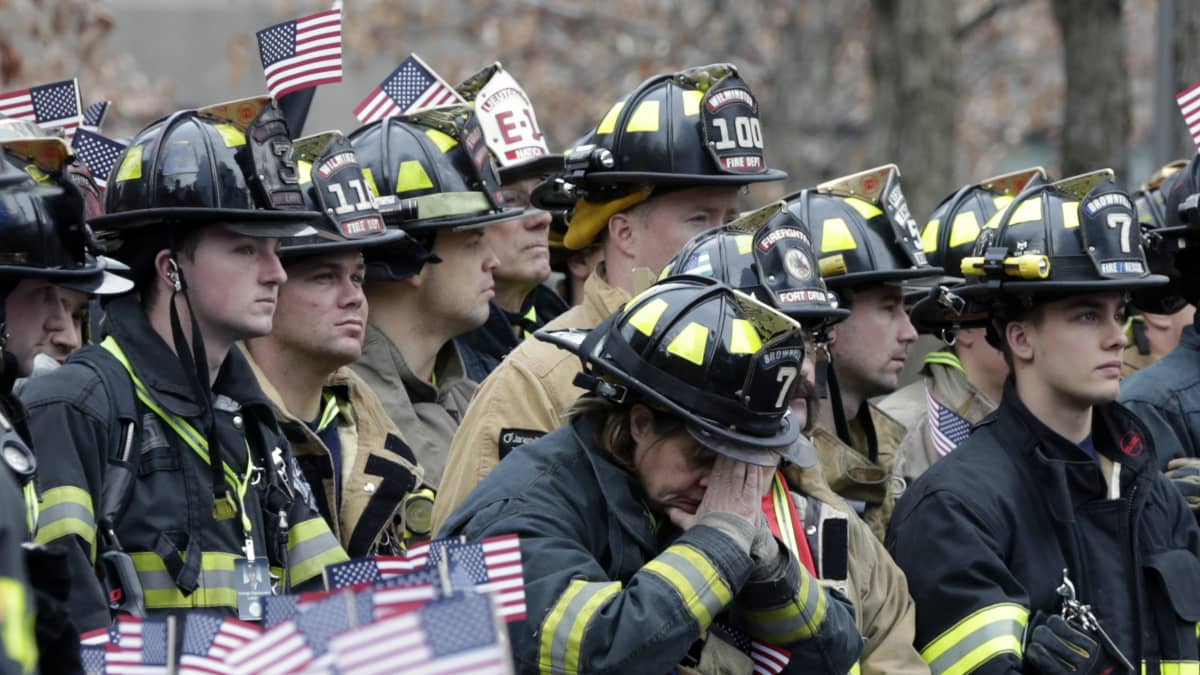 New Yorkin iskuissa menehtyi 343 palomiestä. Kollegoja muistotilaisuudessa 13.3.2016 World Trade Centerissa. 