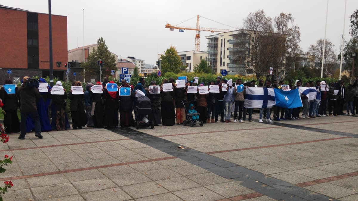 Somaliasta tulleet turvapaikanhakijat vastustavat kielteisiä turvapaikkapäätöksiä. Rovaniemellä mielenosoittajia oli noin 50.