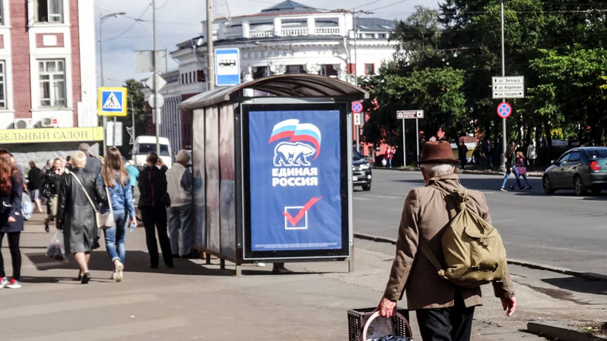 Yhtenäinen Venäjä mainostaa Petroskoin bussipysäkeillä.