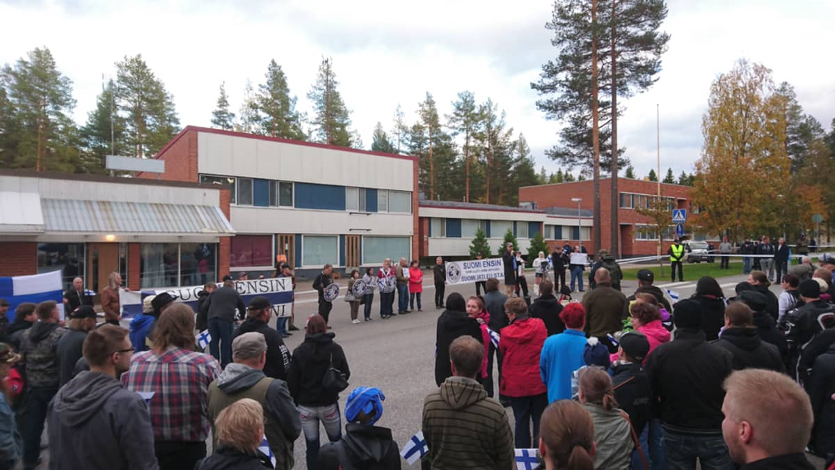Ihmisiä Suomi ensin -liikkeen mielenosoituksessa Kajaanin Otanmäessä.