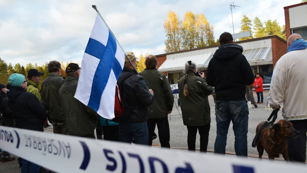 Suomen lippu Suomi ensin -liikkeen mielenosoituksessa.