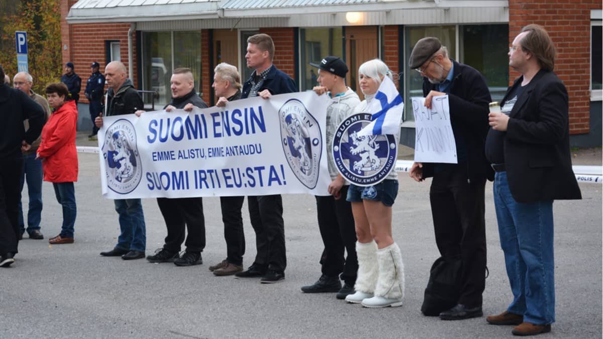Suomi ensin -liikkeen mielenosoittajia Kajaanin Otanmäessä.