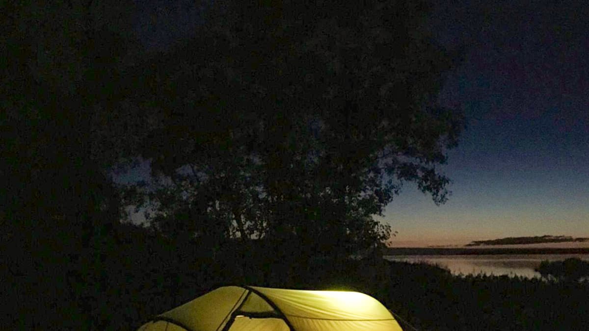 teltta yölla rannassa