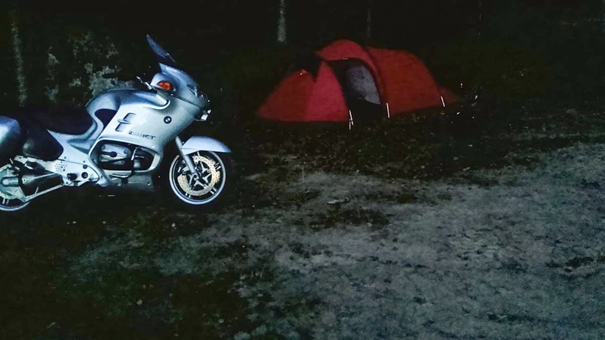 Moottoripyörä ja teltta