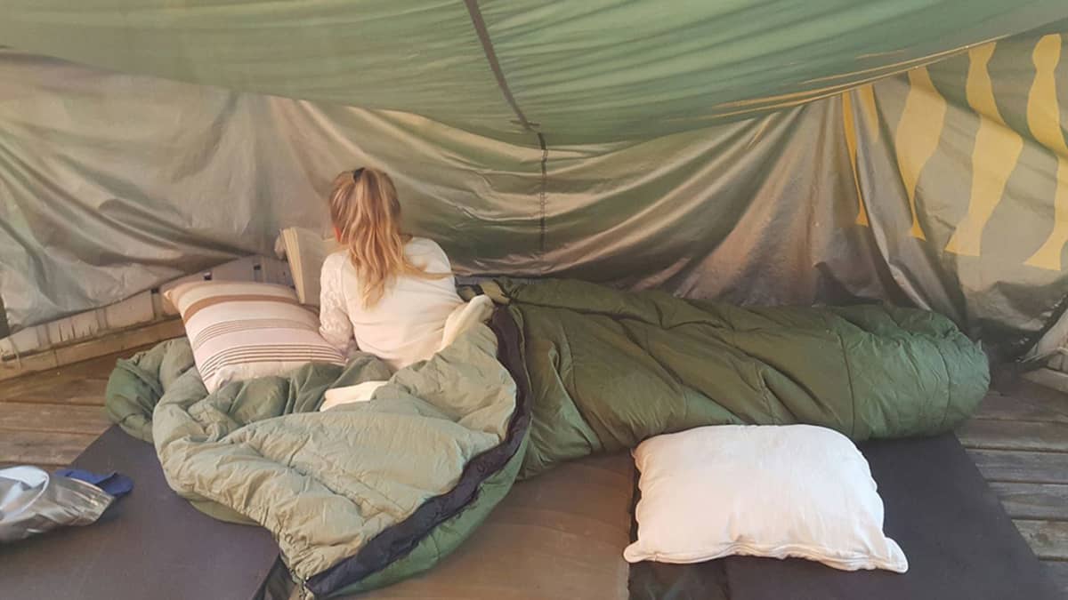 tyttö teltassa