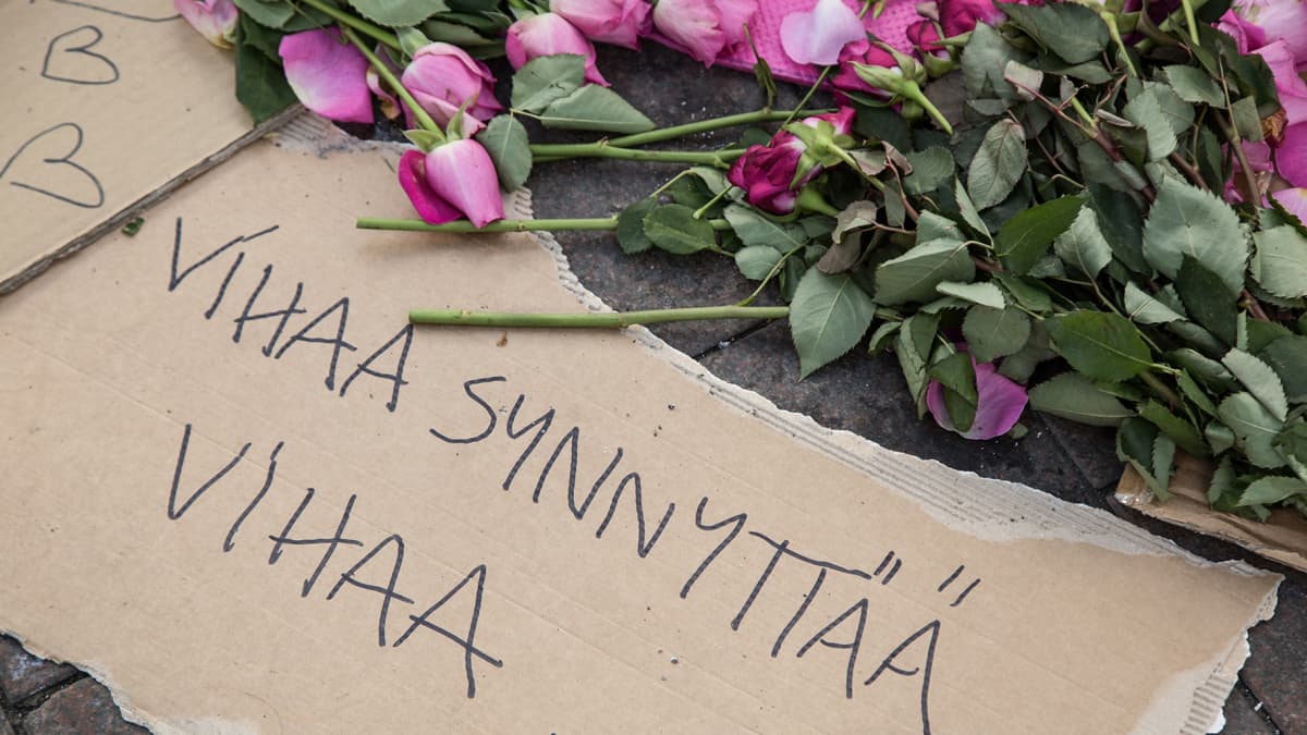 Ihmiset sytyttivät kynttilöitä ja toivat kukkia Helsingin Asema-aukiolle.