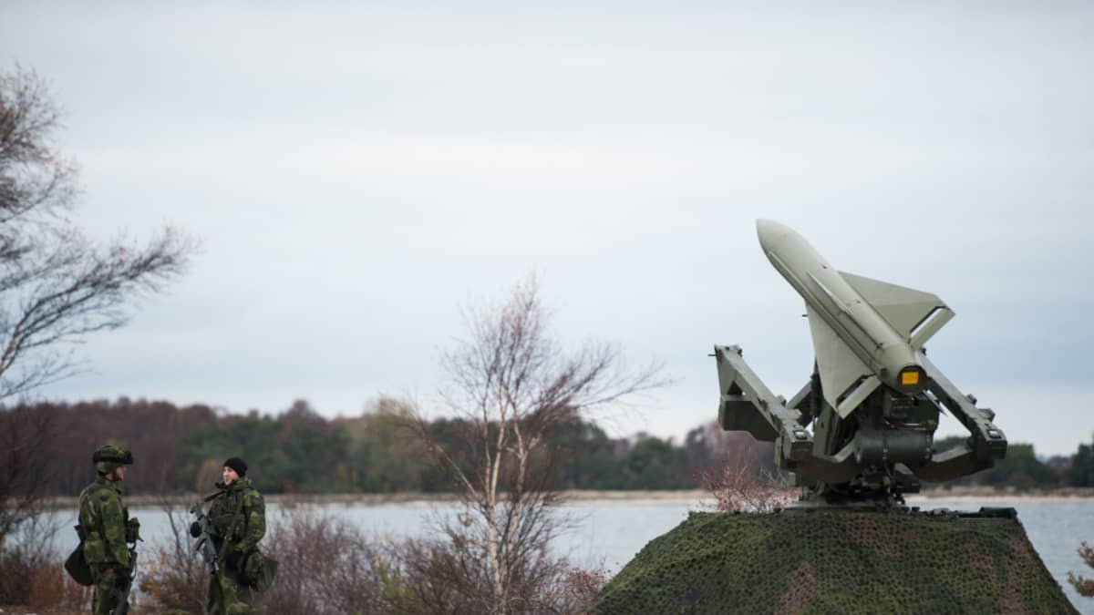 Ilmapuolustuksen rakettia pystytetään Gotlannin rannikolle.