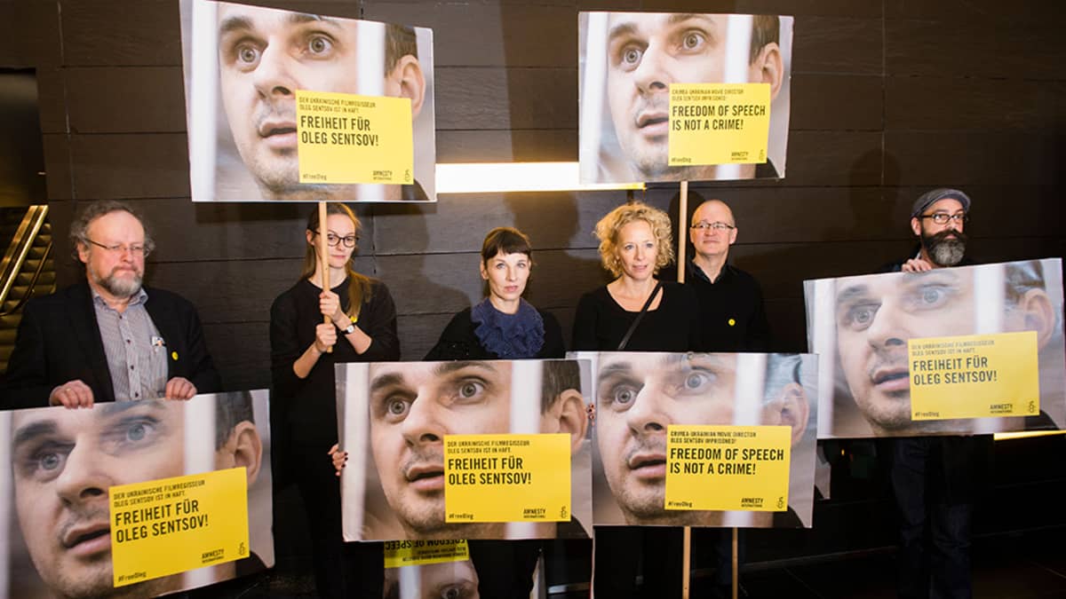 Saksalaisnäyttelijät Meret Becker ja Katja Riemann vaativat ukrainalaisen elokuvaohjaajan Oleh Sentsovin vapauttamista Amnesty Internationalin mielenilmauksessa Berliinin kansainvälisillä elokuvafestivaalilla helmikuussa 2016.