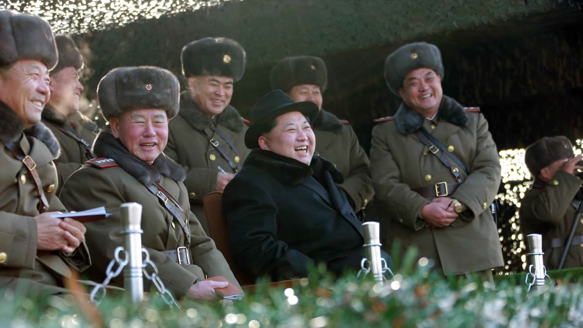 Kim Jong-un on ollut Pohjois-Korean johdossa vajaat viisi vuotta. Kuvassa hän seuraa sotaharjoitusta Pjongjangissa. 
