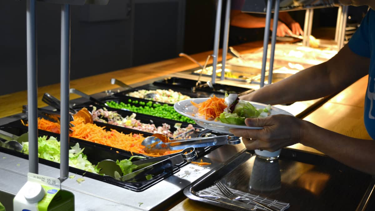Ruokalinjastolla on tarjolla laaja salaattipöytä. 