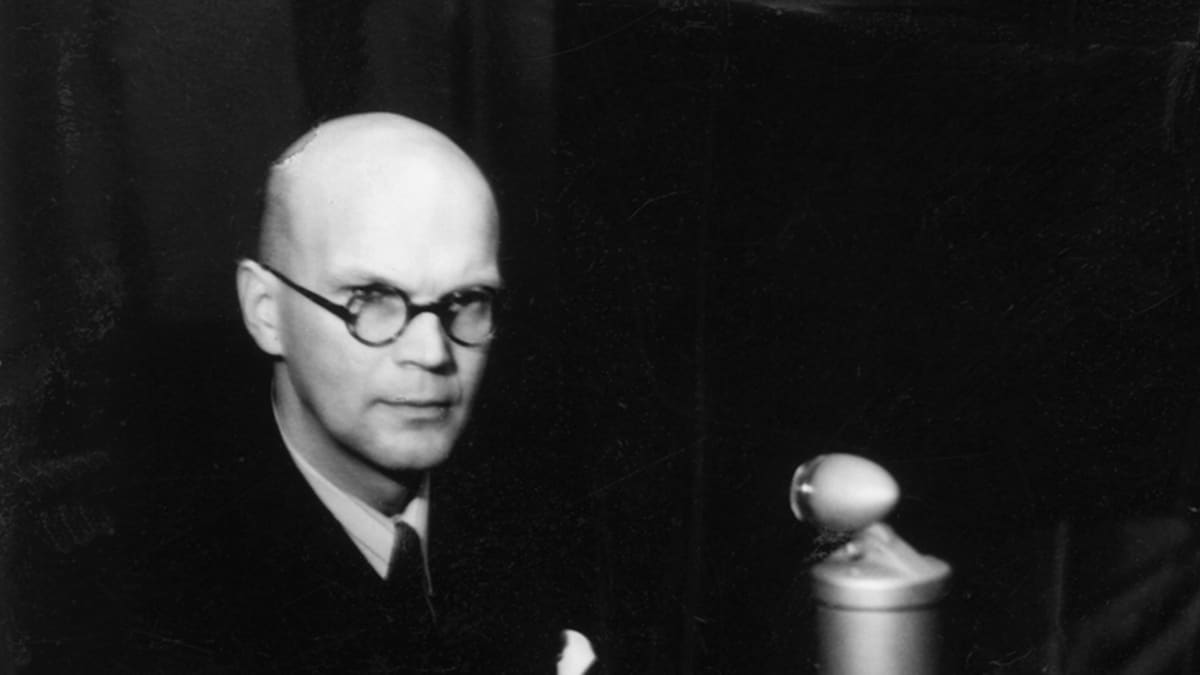 Pääministeri Urho Kekkonen radiostudiossa.