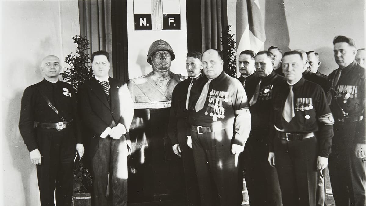 Italian erikoislähettiläs Ezio Maria Gray luovuttaa Mussolinin patsaan Isänmaalliselle Kansanliikkeelle kesäkuussa 1936.