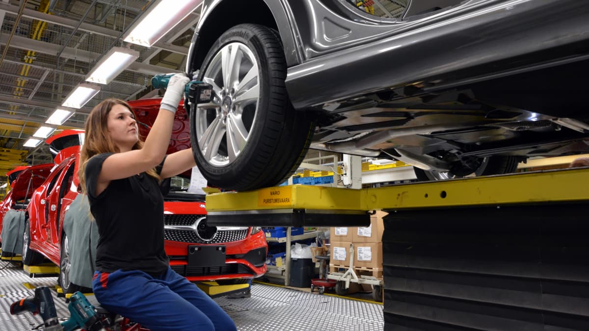 Mercedes-Benzin A-sarjan autojen valmistusta Uudenkaupungin autotehtaalla. UUSIKAUPUNKI
