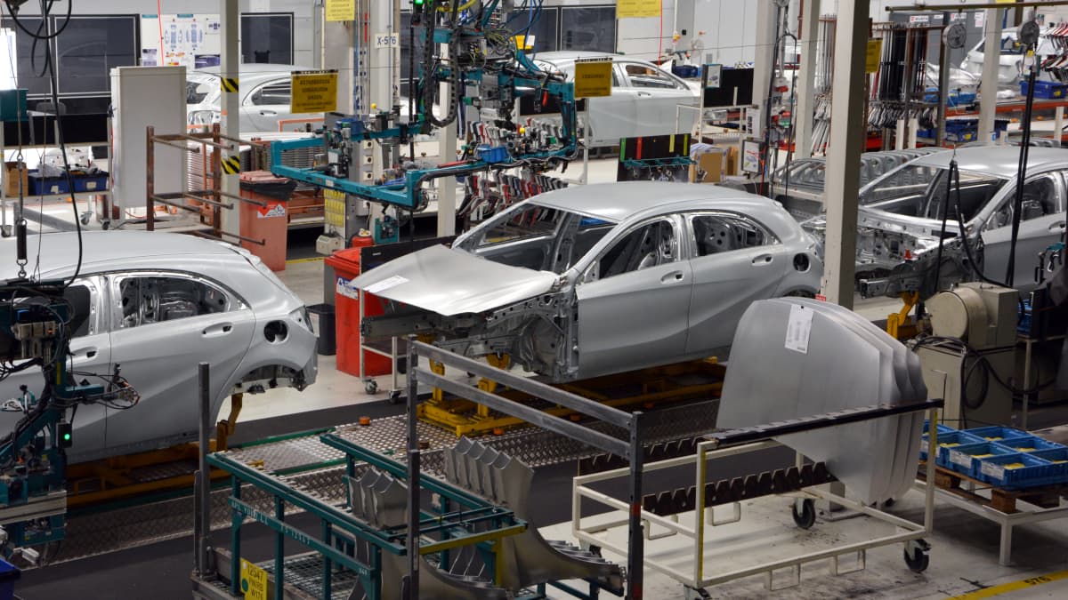 Mercedes-Benzin A-sarjan autojen valmistusta Uudenkaupungin autotehtaalla. UUSIKAUPUNKI