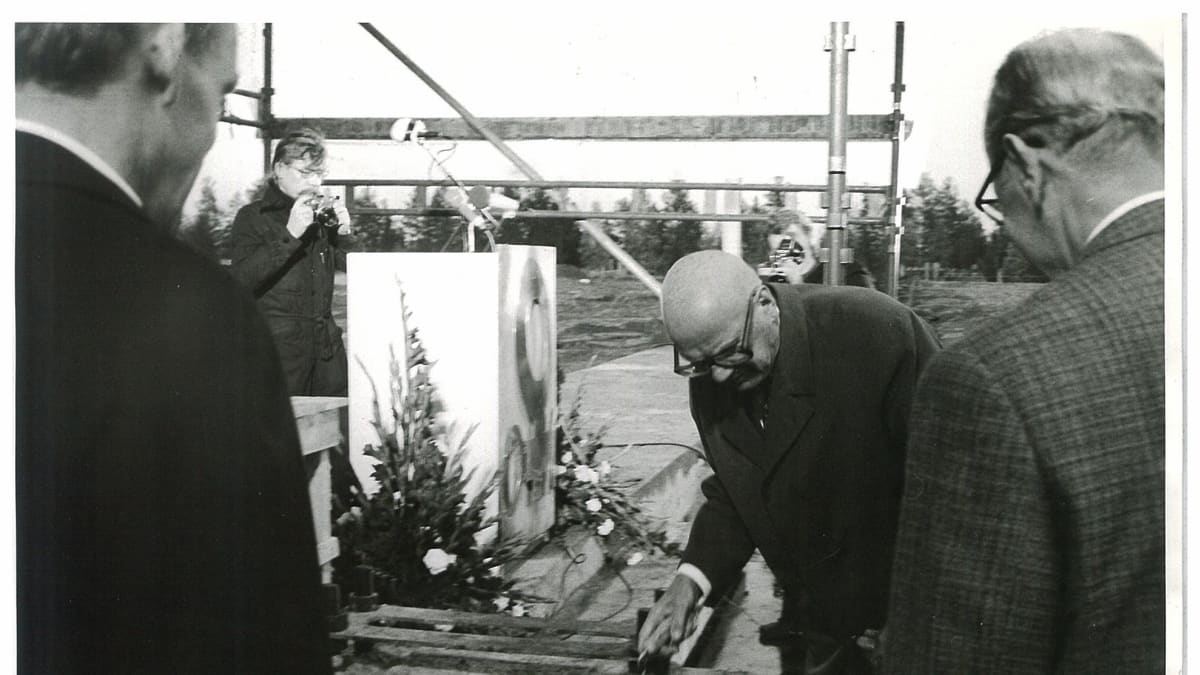 Presidentti Urho Kekkonen muuraa Outokummun Tornion jaloterästehtaan peruskiveä syyskuussa 1974.