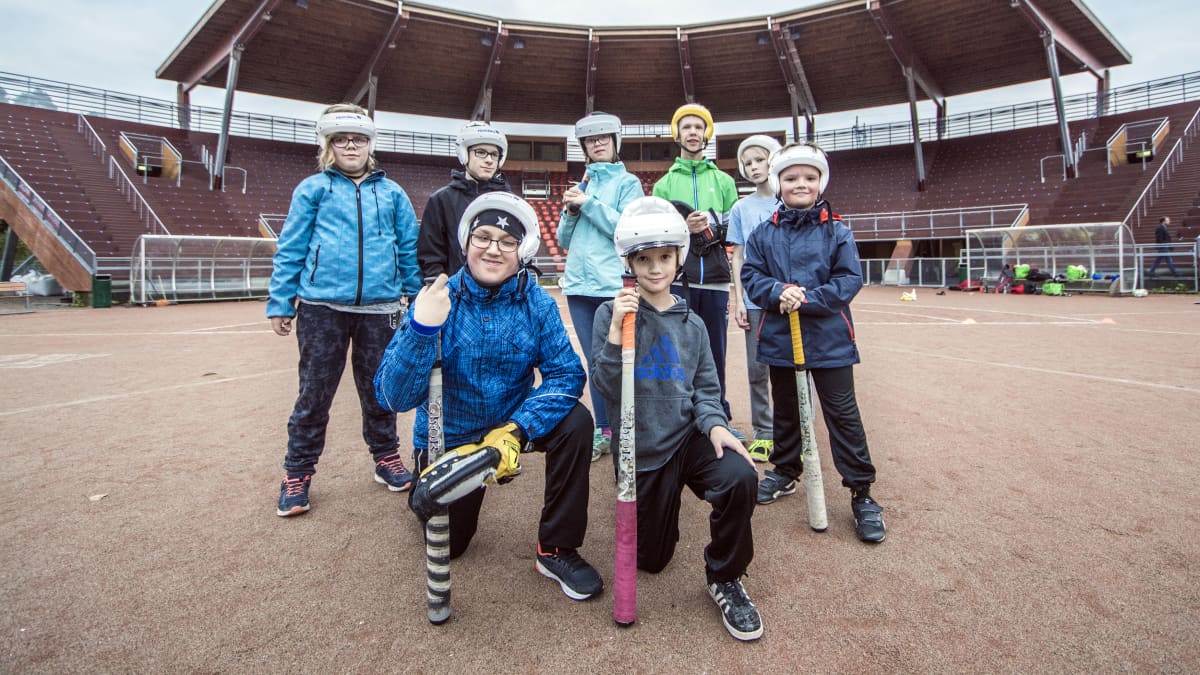 Sporttiskerholaisia Puijon Pesiksen stadionilla Kuopiossa