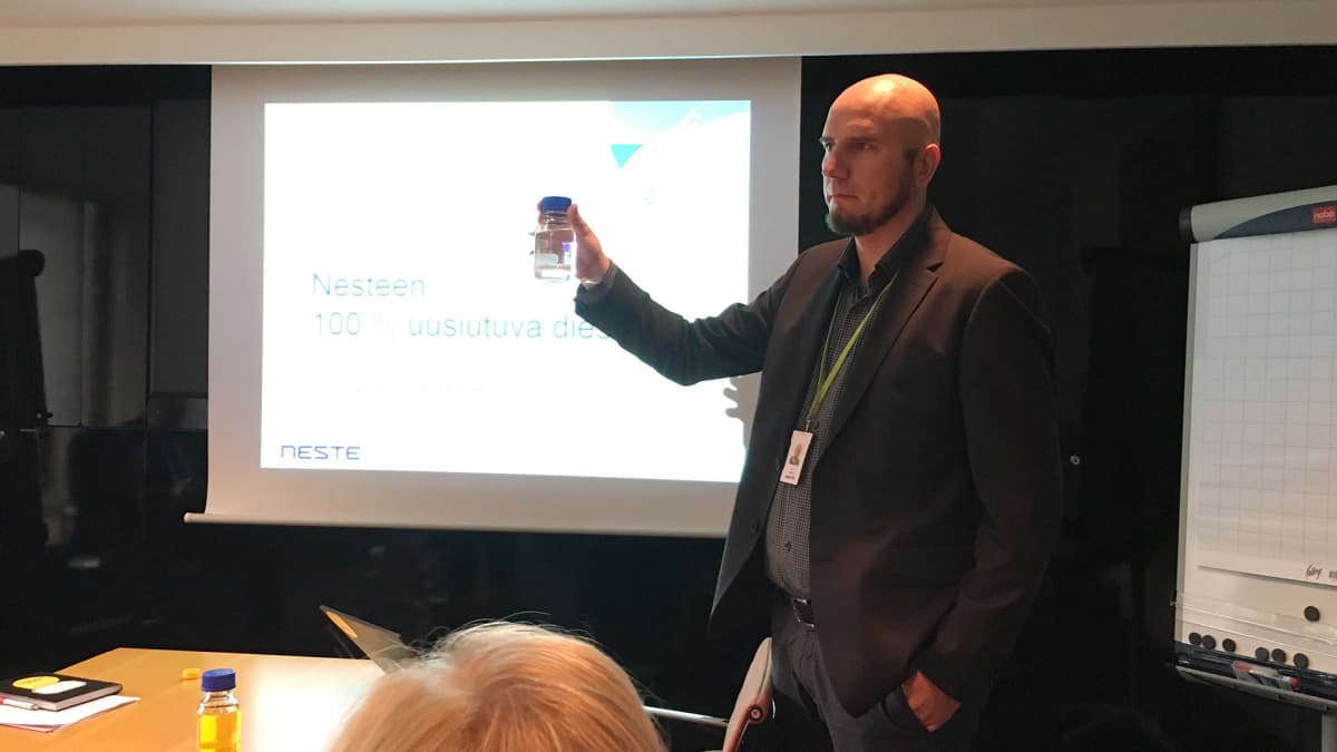 Tuotepäällikkö Ari Engman esittelee uutta diesellaatua.