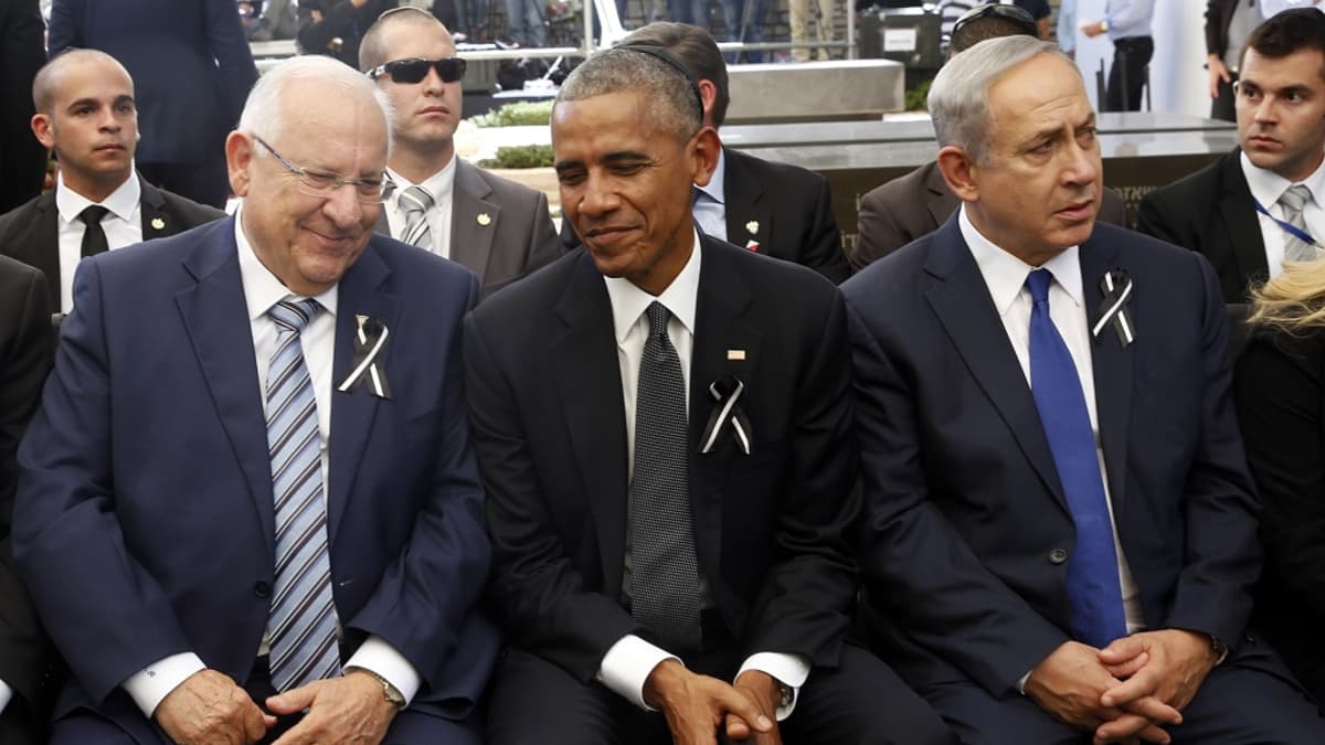 Rivlin, Obama ja Netanyahu istuvat vierekkäin. 