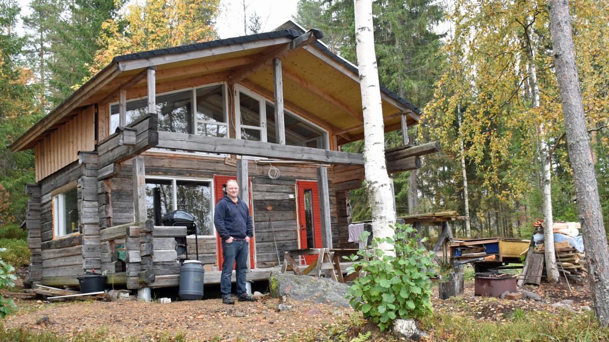 Aki Purhonen ja pian valmistuva mökki
