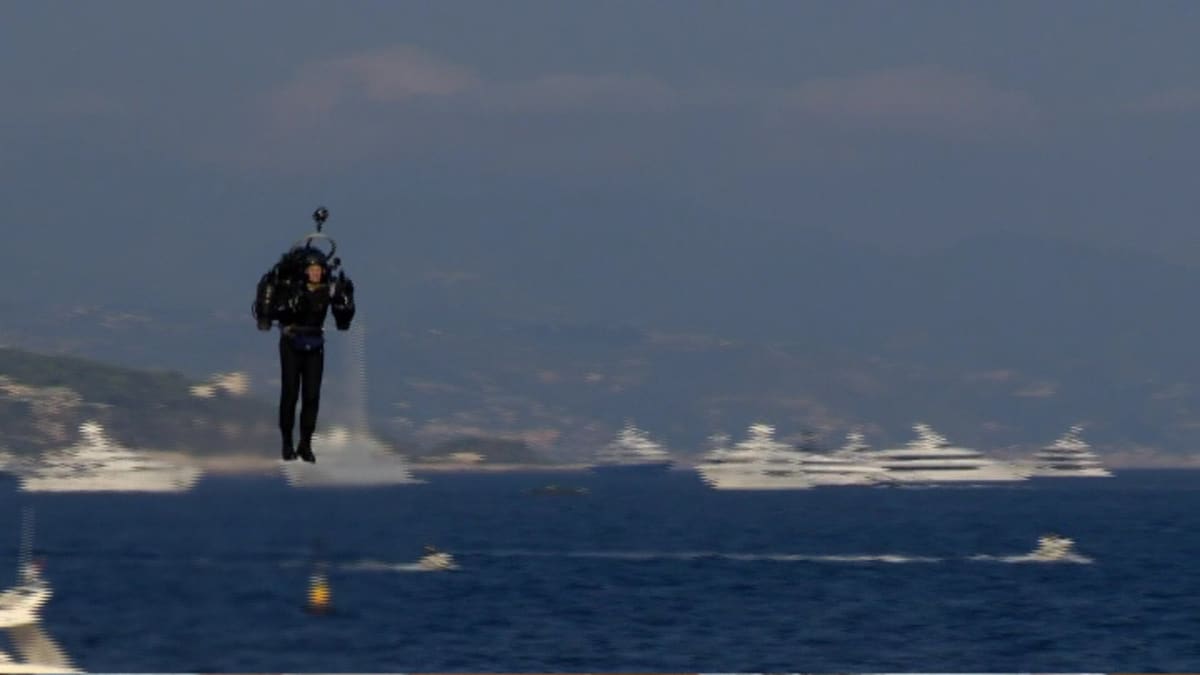 Australialainen David Mayman lentämässä rakettirepulla Monacossa. 