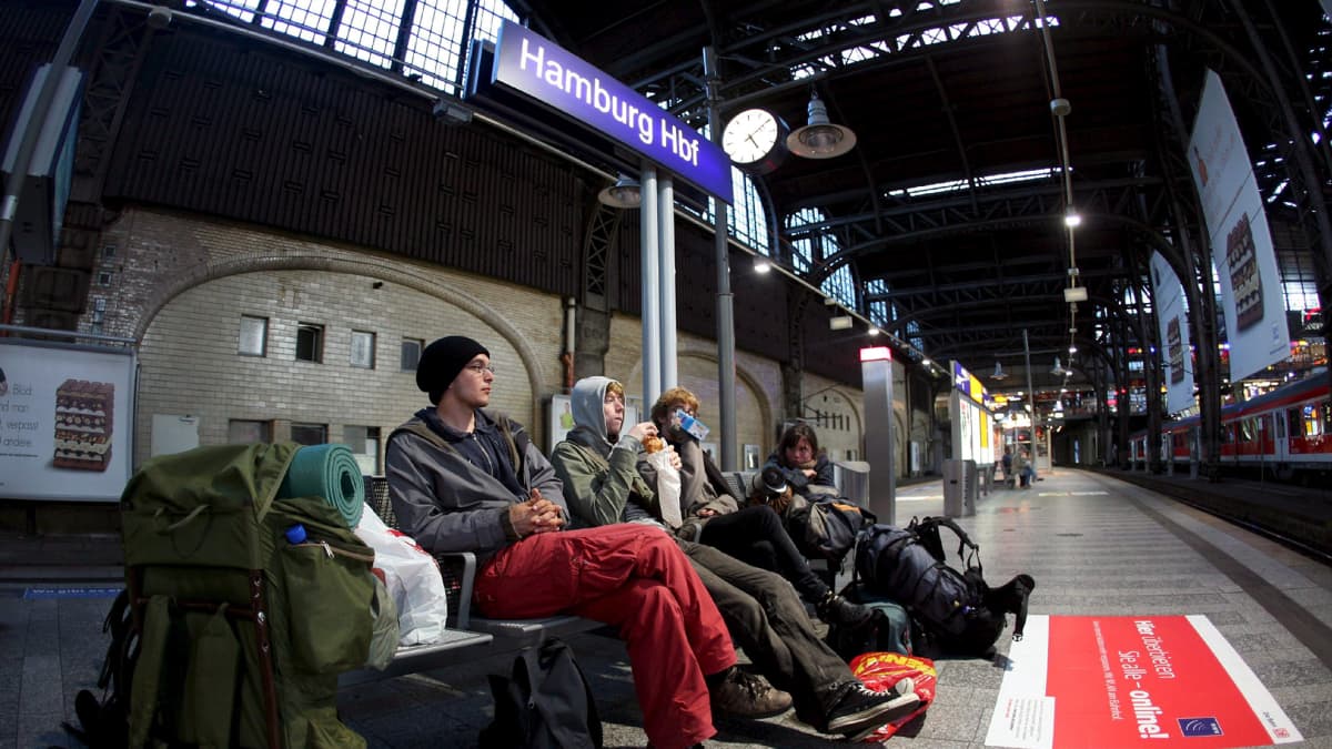 Reppureissaajia Hampurin päärautatieasemalla heinäkuussa 2007.