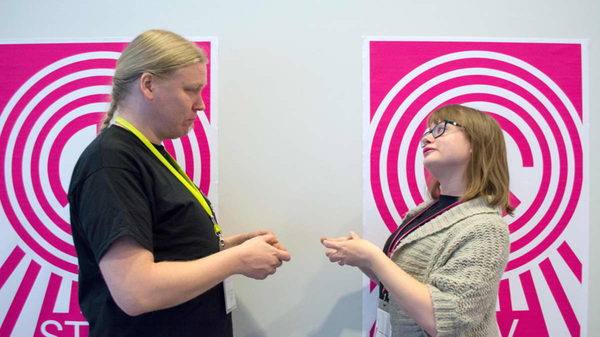 Northern Game Summit -pelinkehityskonferenssin tapahtumamanageri Emma Karttunen ja tapahtumatuottaja Tommi Krogerus esittävät pelaavansa vastakkain toisiaan.