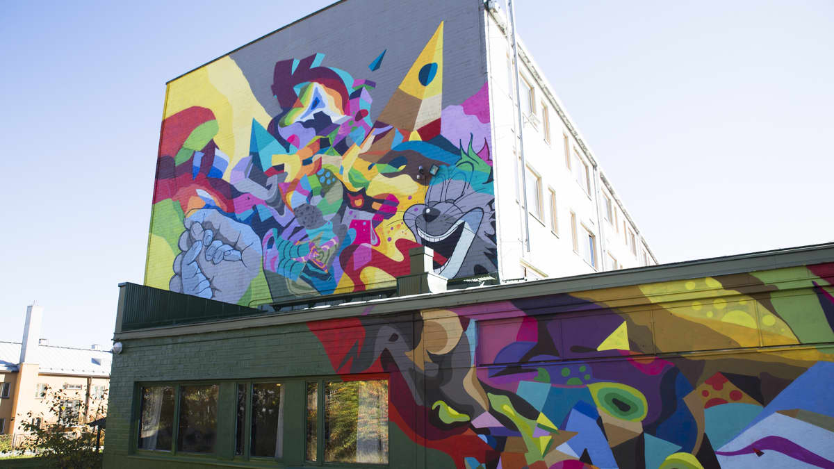 Seinämaalaus kerrostalon seinässä Helsingissä