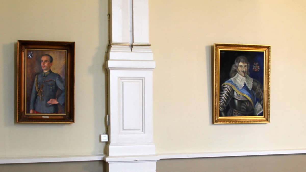 Adolf Ehrnrooth ja Torsten Stålhandske Lappeenrannan Upseerikerhon seinällä.