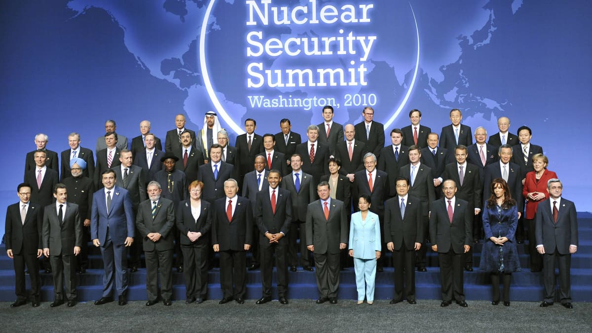Ydinturvallisuushuippukokouksen ryhmäkuva vuodelta 2010.