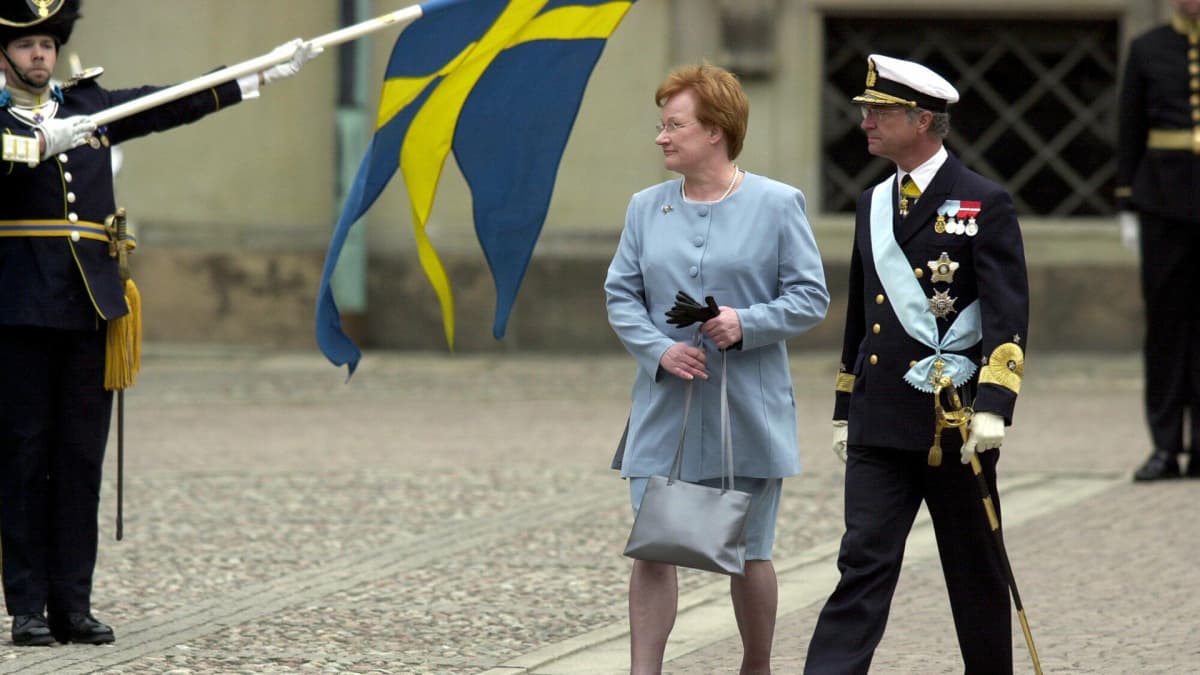 Tarja Halonen ja Ruotsin kuningas Kaarle Kustaa Halosen valtiovierailulla Tukholmassa 2.5.2000.