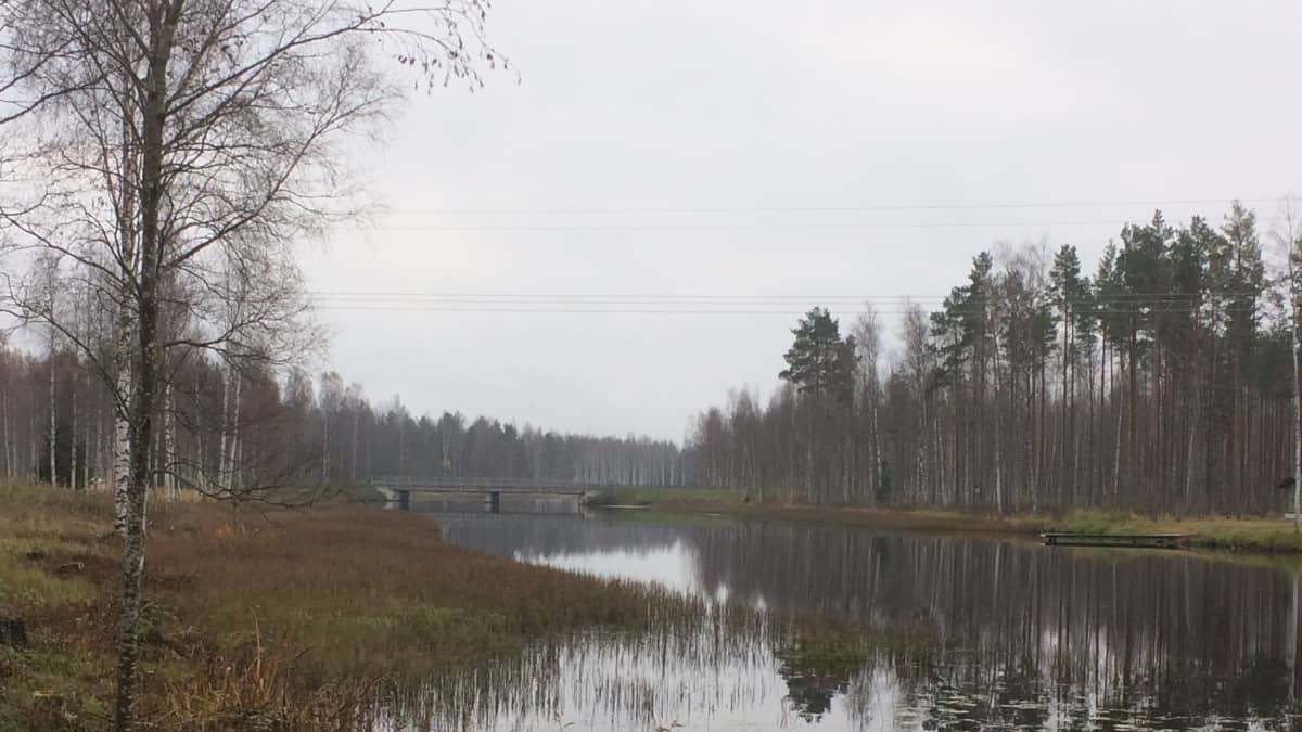 Ähtävänjokea pitkin on kuljetettu paljon puuta ja tervaa.