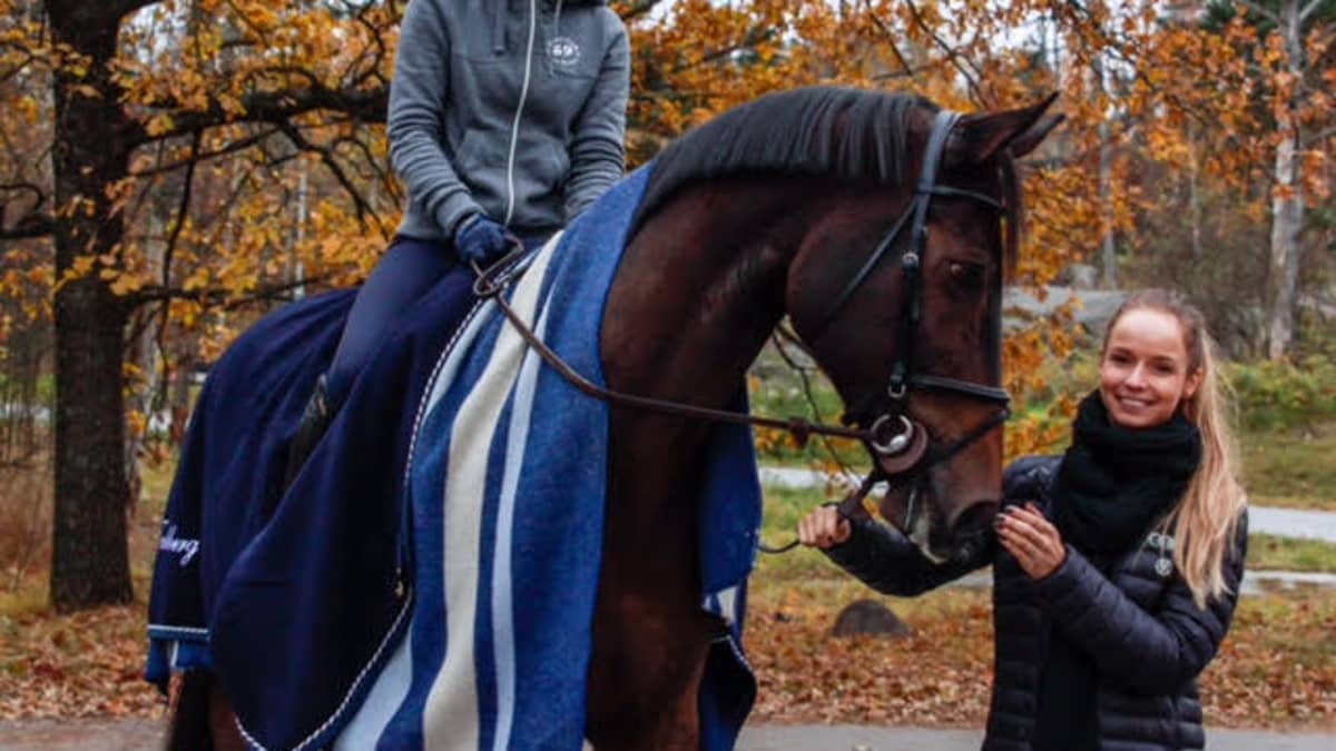 Anna-Julia Kontio ja valmennettava Emma Tallberg Helsinki Horse showssa 21.10.16