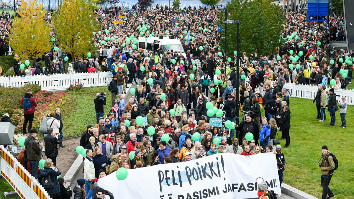 eli Poikki mielenosoitus Kansalaistorilla Helsingissä.