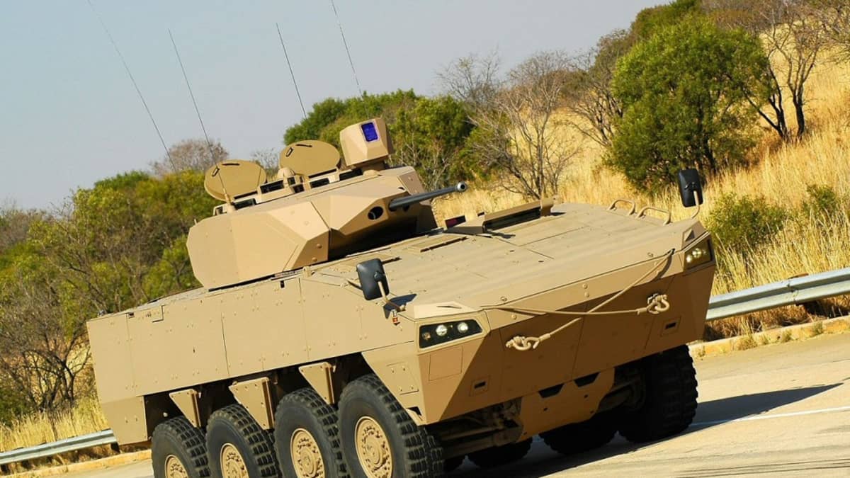 Patrian AMV-panssariajoneuvo savanninruskeana Etelä-Afrikassa.