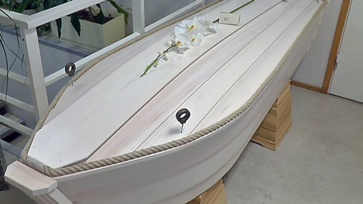 Design-vene tai ekoarkku – hautajaisista halutaan aina vainajan näköinen  tilaisuus | Yle Uutiset