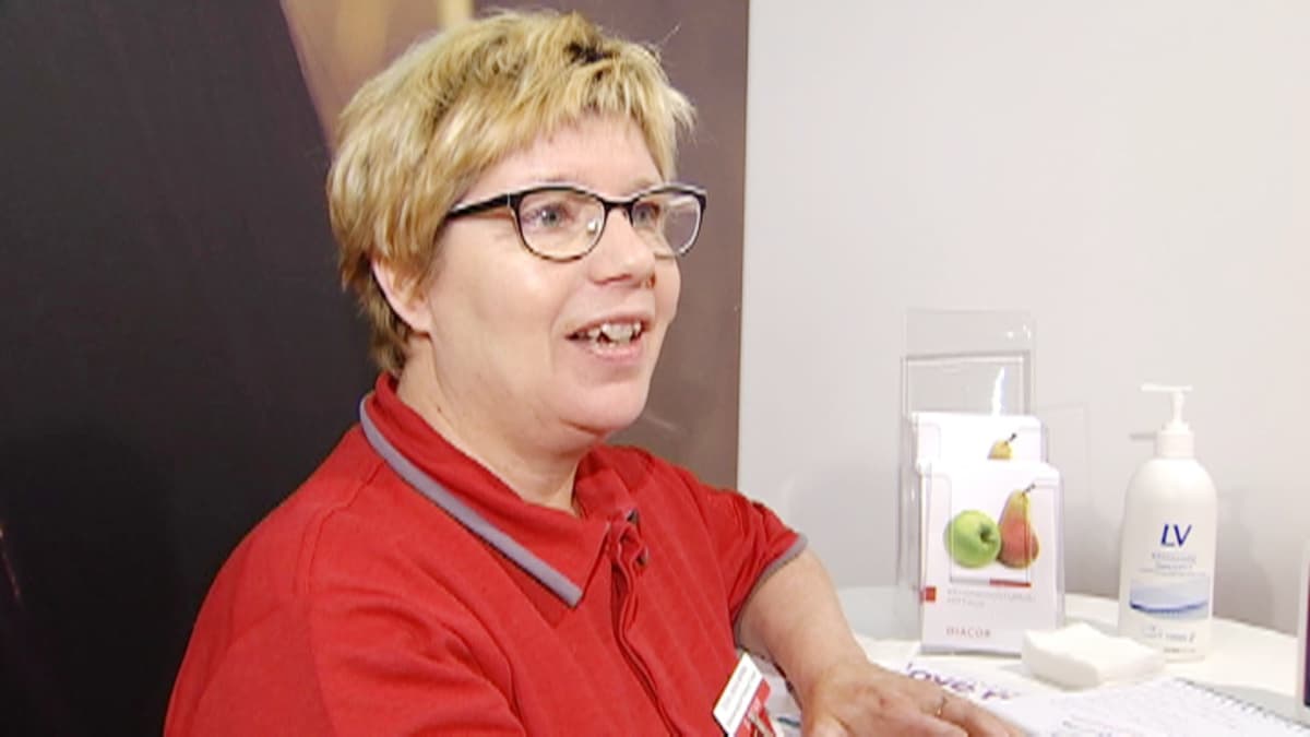 Työfysioterapeutti Tuija Laukkarinen tulkitsee kehonkoostumusmittauksen tulokset.