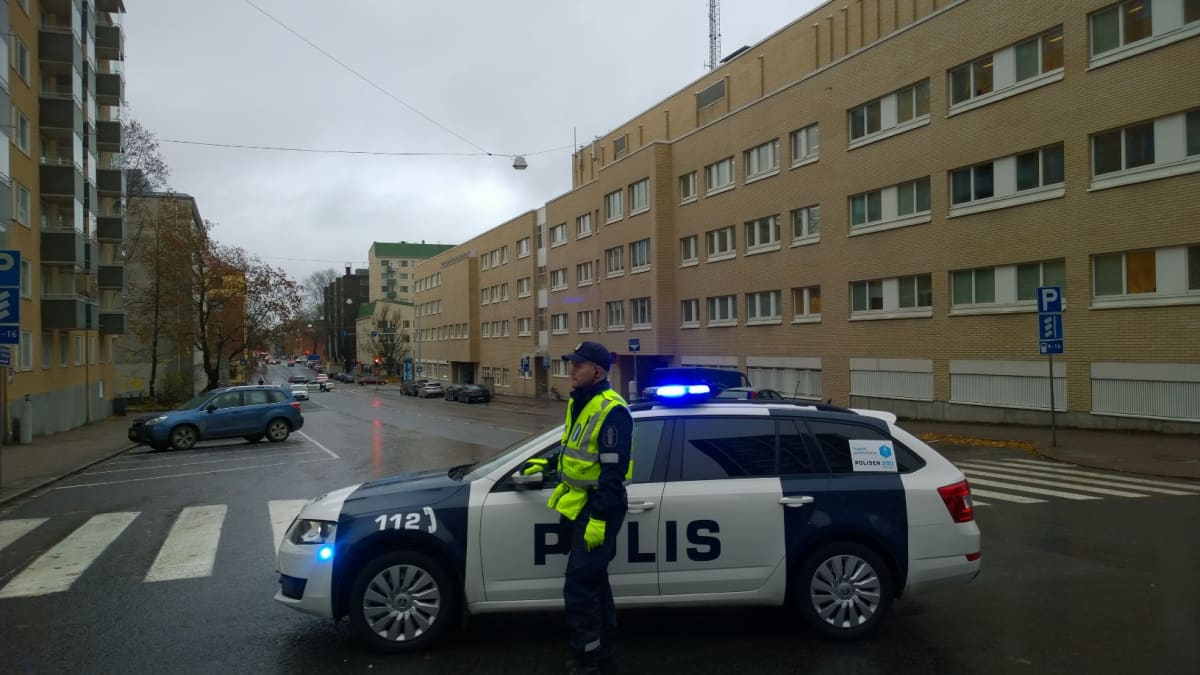 Poliisi on katkaissut liikenteen Turun Linnankadulla.