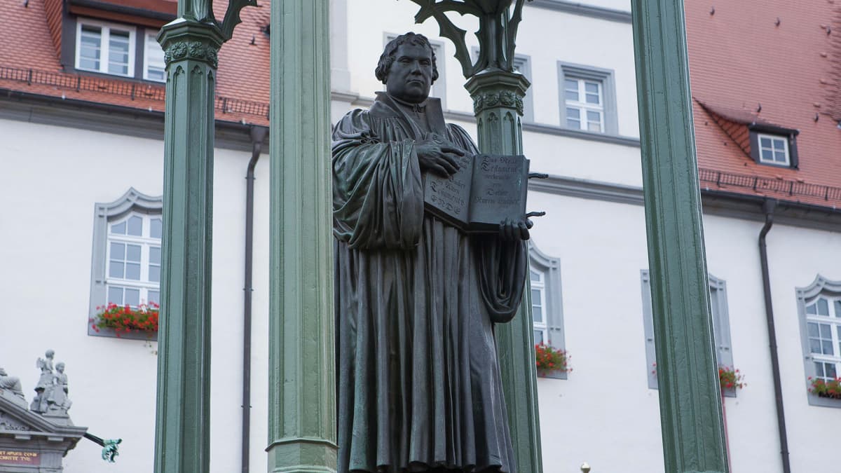 Lutherin patsas seisoo Wittenbergin vanhan raatihuoneen edessä. 