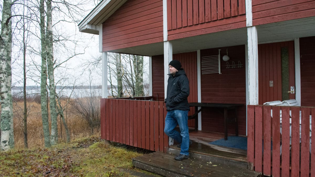 Mökki ei riittänyt – sukurakas kainuulainen rakensi talonkin Oulujärven  kupeeseen | Yle Uutiset