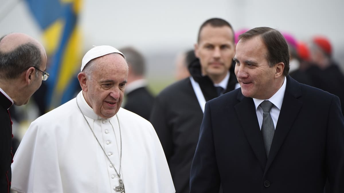 Paavi Franciscus tapasi Ruotsin pääministerin Stefan Löfvenin tervetuliaisseremoniassa Malmön lentokentällä