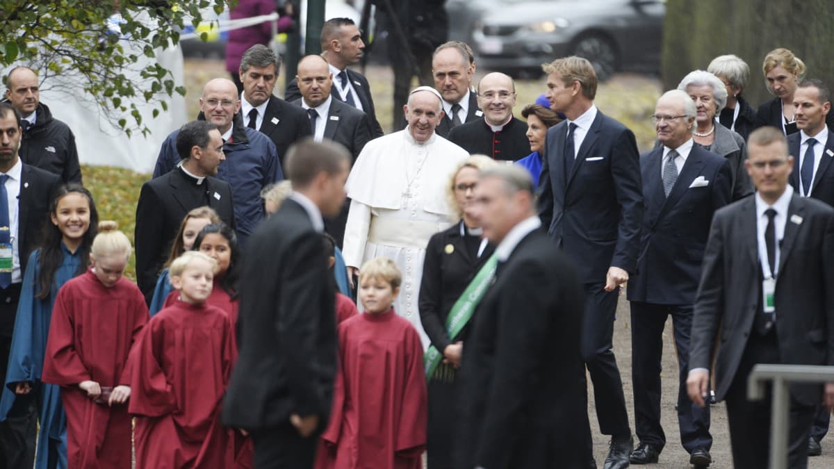 Paavi saattueensa kanssa Lundissa, Ruotsissa, 31. lokakuuta.