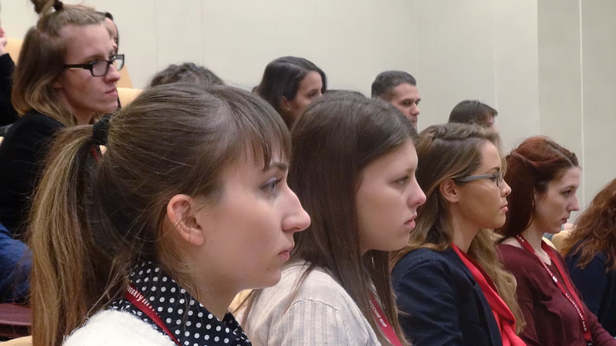 Nuoret kuuntelivat keskittyneesti Nikonovin puhetta.