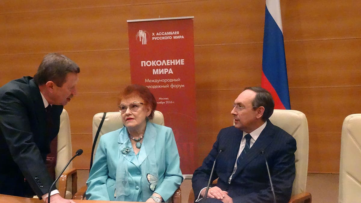 Russki mirin johtohahmot Vladimir Kotšin, Ljudmila Verbitskaja ja Vjatšeslav Nikonov keskustelevat.